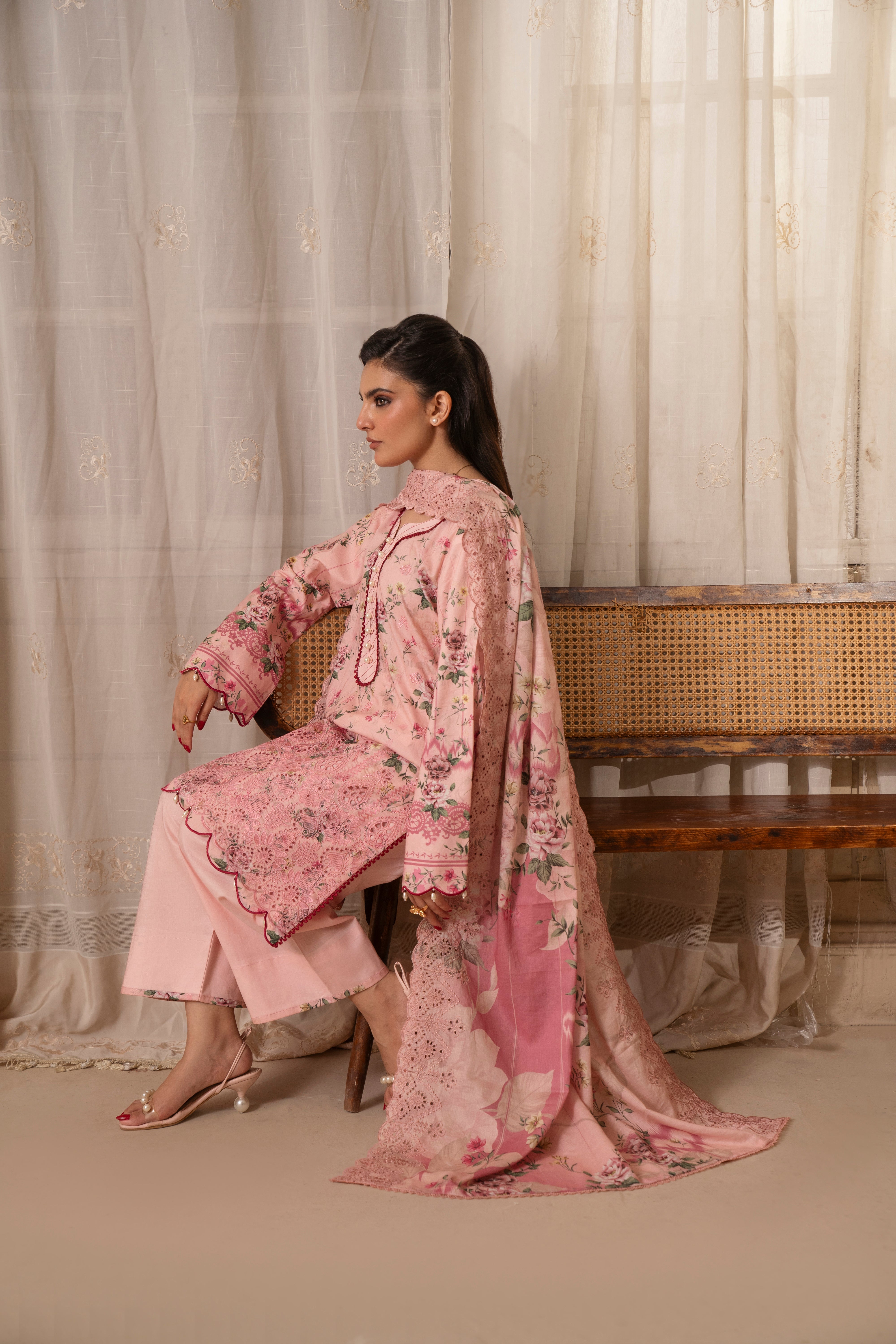 D719 - Collection Embroidered