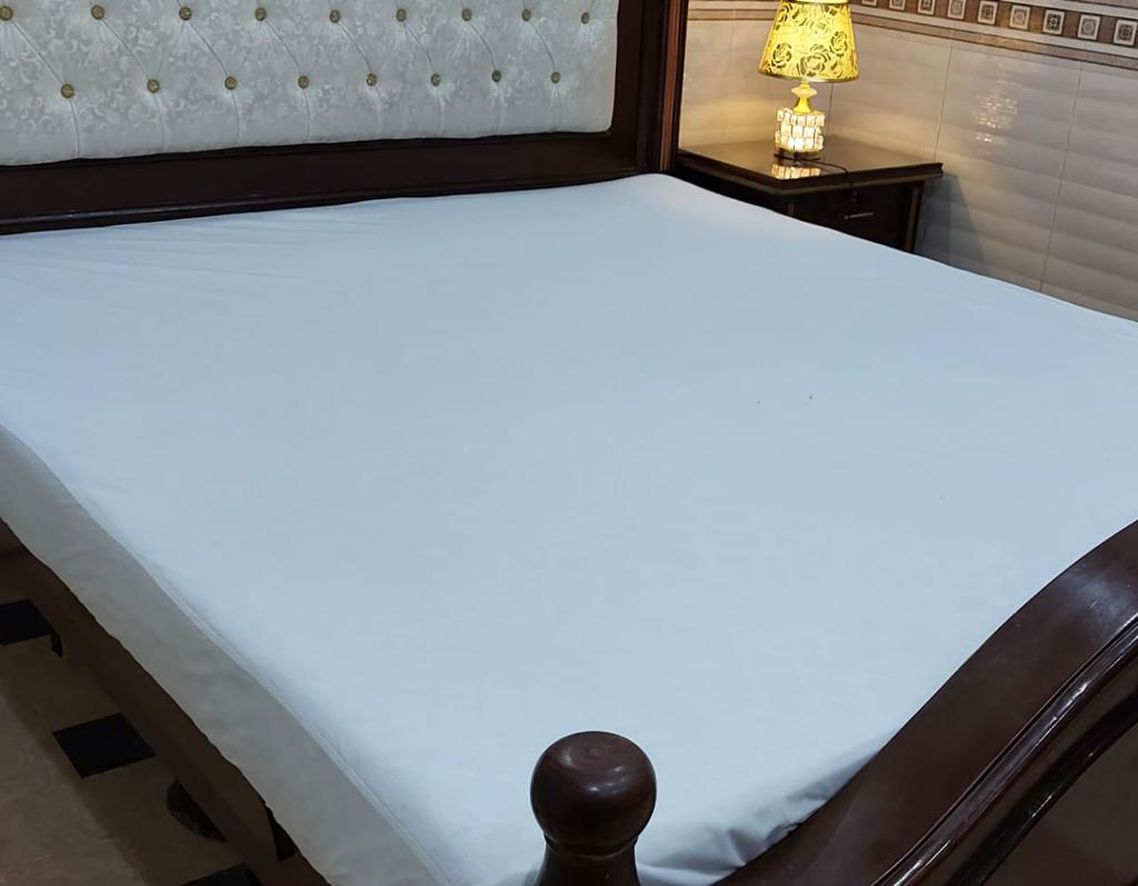Terry waterproof mattress cover White